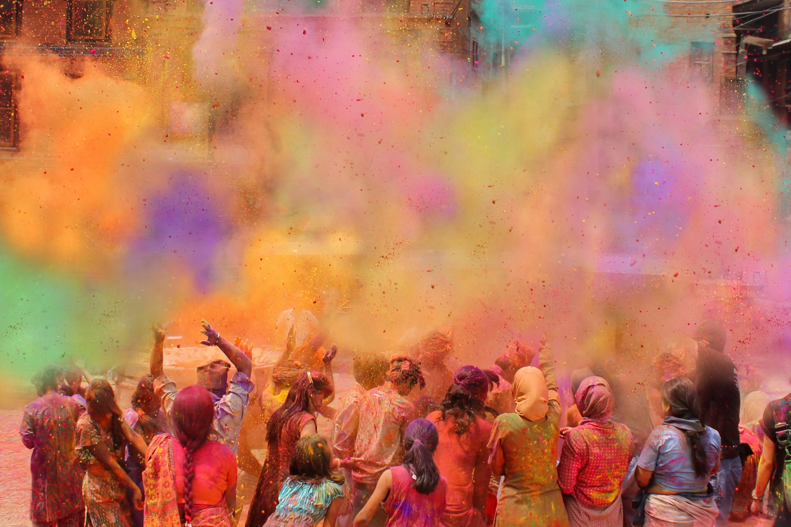 moneytrans-blog-holi-personas-gente