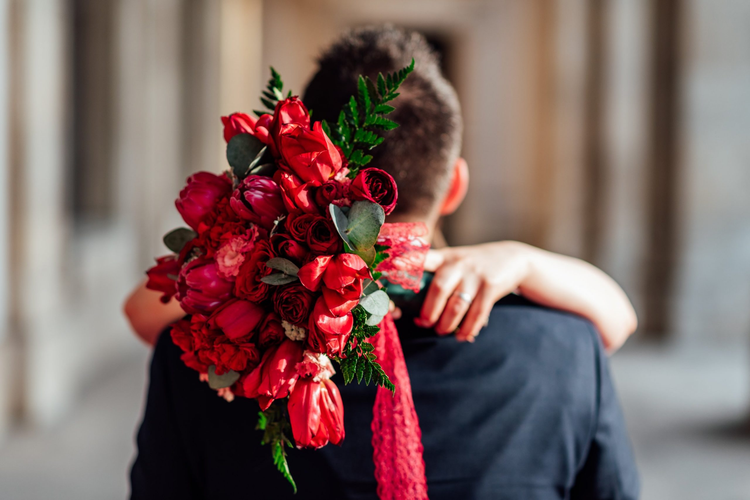 blog-moneytrans-valentin-day-couple-bouquet-roses